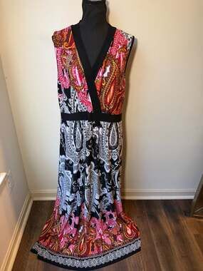 ECI New York Sleeveless V-Neck Paisley Print Maxi Dress